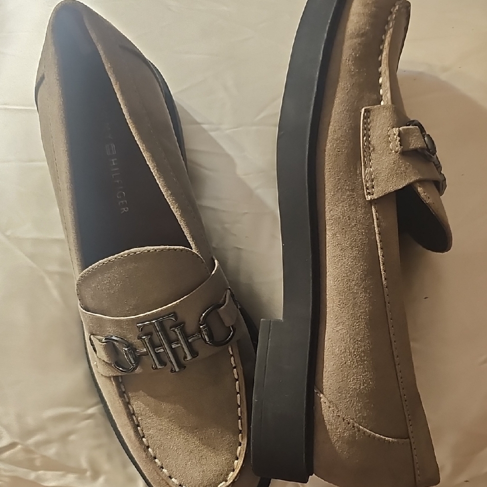 *NWT*Tommy Hilfiger Tan Loafers with Black Sole Sz. 8